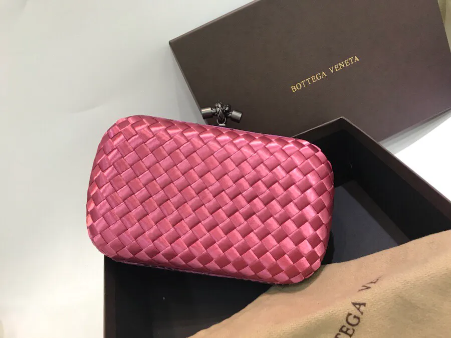 The latest and most popular Knot clutch from the 8651 counter is made of exquisite Japanese silk fabric with snakeskin piping. It looks elegant when worn cross-body or in the hand. It can also be carried by petite girls and can hold 2 iPhone X phones. Size: 20cm*12cm
